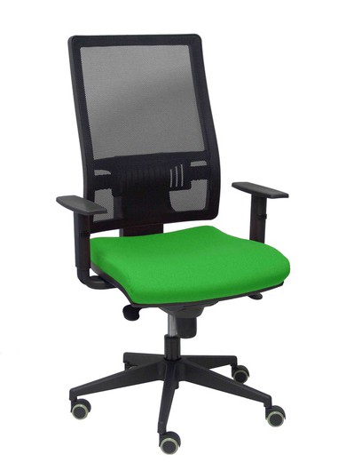 Modelo Horna - Silla de oficina ergonómica con mecanismo sincro y regulable en altura - Respaldo alto de malla transpirable  y asiento tapizado en tejido BALI color verde.