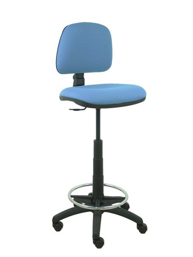 Modelo Isso - Taburete ergonómico giratorio y regulable en altura con aro reposapiés cromado (INCLUIDO)  Asiento y respaldo tapizados en tejido bali color azul cielo.