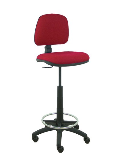 Modelo Isso - Taburete ergonómico giratorio y regulable en altura con aro reposapiés cromado (INCLUIDO)  Asiento y respaldo tapizados en tejido bali color granate.