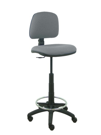 Modelo Isso - Taburete ergonómico giratorio y regulable en altura con aro reposapiés cromado (INCLUIDO)  Asiento y respaldo tapizados en tejido bali color gris.