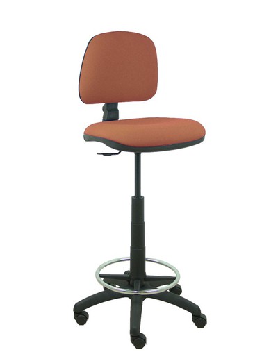 Modelo Isso - Taburete ergonómico giratorio y regulable en altura con aro reposapiés cromado (INCLUIDO)  Asiento y respaldo tapizados en tejido bali color marrón.