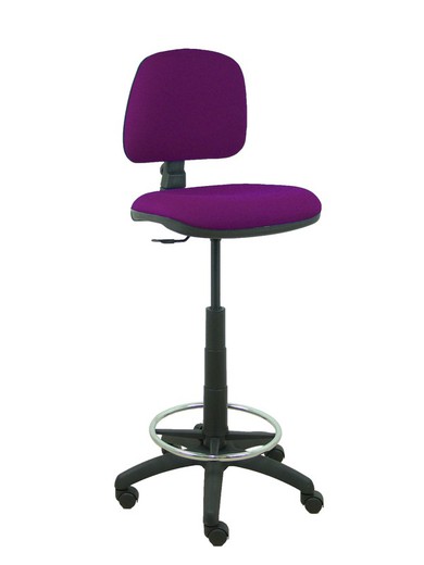 Modelo Isso - Taburete ergonómico giratorio y regulable en altura con aro reposapiés cromado (INCLUIDO)  Asiento y respaldo tapizados en tejido bali color morado.