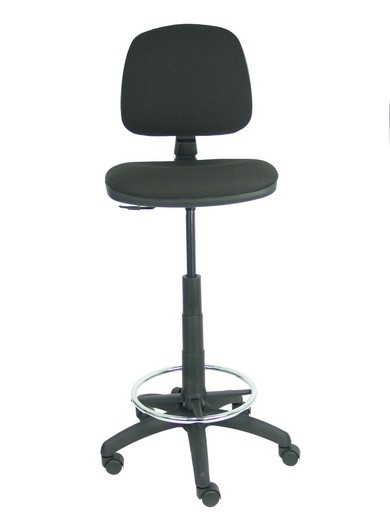 Modelo Isso - Taburete ergonómico giratorio y regulable en altura con aro reposapiés cromado (INCLUIDO)  Asiento y respaldo tapizados en tejido bali color negro.