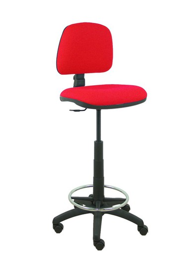 Modelo Isso - Taburete ergonómico giratorio y regulable en altura con aro reposapiés cromado (INCLUIDO)  Asiento y respaldo tapizados en tejido bali color rojo.