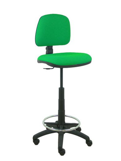 Modelo Isso - Taburete ergonómico giratorio y regulable en altura con aro reposapiés cromado (INCLUIDO)  Asiento y respaldo tapizados en tejido bali color verde.