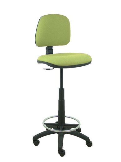 Modelo Isso - Taburete ergonómico giratorio y regulable en altura con aro reposapiés cromado (INCLUIDO)  Asiento y respaldo tapizados en tejido bali color verde oliva.