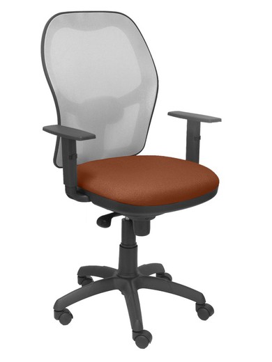 Modelo Jorquera - Silla de oficina ergonómica con mecanismo sincro, brazos regulables y ajustable en altura - Respaldo de malla transpirable en color gris y asiento tapizados en tejido BALI color marrón