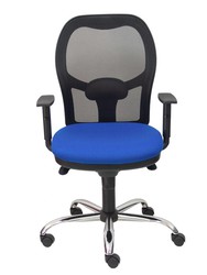 Modelo Jorquera - Silla de oficina ergonómica con mecanismo sincro, brazos regulables y ajustable en altura - Respaldo de malla transpirable en color negro y asiento tapizados en tejido BALI color azul. Base de cinco radios cromada