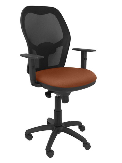 Modelo Jorquera - Silla de oficina ergonómica con mecanismo sincro, brazos regulables y ajustable en altura - Respaldo de malla transpirable en color negro y asiento tapizados en tejido BALI color marrón