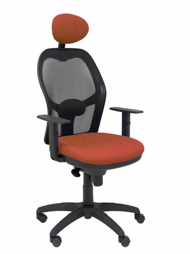 Modelo Jorquera - Silla de oficina ergonómica con mecanismo sincro, brazos regulables y ajustable en altura  Respaldo de malla transpirable en color negro y asiento tapizados en tejido BALI color marrón (CON CABECERO)