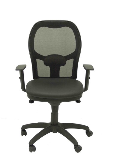 Modelo Jorquera - Silla de oficina ergonómica con mecanismo sincro, brazos regulables y ajustable en altura  Respaldo de malla transpirable en color negro y asiento tapizados en tejido SIMILPIEL color negro