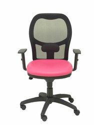 Modelo Jorquera - Silla de oficina ergonómica con mecanismo sincro, brazos regulables y ajustable en altura  Respaldo de malla transpirable en color negro y asiento tapizados en tejido SIMILPIEL color rosa.