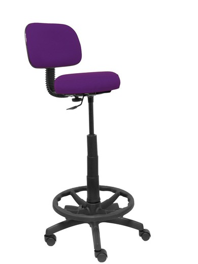 Modelo Llanos Taburete - Taburete ergonómico con mecanismo de contacto lama, regulable en altura y aro reposapiés - Asiento y respaldo tapizados en tejido bali color morado.