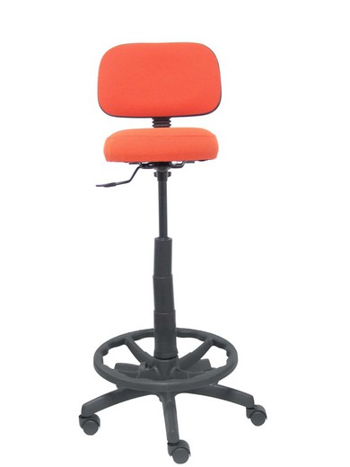 Modelo Llanos Taburete - Taburete ergonómico con mecanismo de contacto lama, regulable en altura y aro reposapiés - Asiento y respaldo tapizados en tejido bali color naranja oscuro.