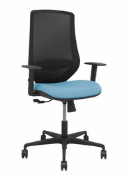 Modelo Mardos - Silla de oficina ergonómica con mecanismo sincro, brazos regulables y ajustable en altura - Respaldo de malla transpirable en color negro y asiento tapizados en tejido BALI color azul cielo.