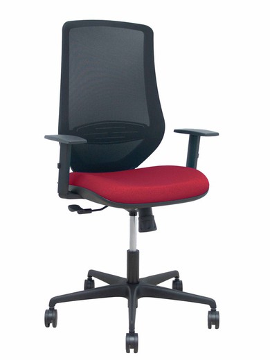 Modelo Mardos - Silla de oficina ergonómica con mecanismo sincro, brazos regulables y ajustable en altura - Respaldo de malla transpirable en color negro y asiento tapizados en tejido BALI color granate.