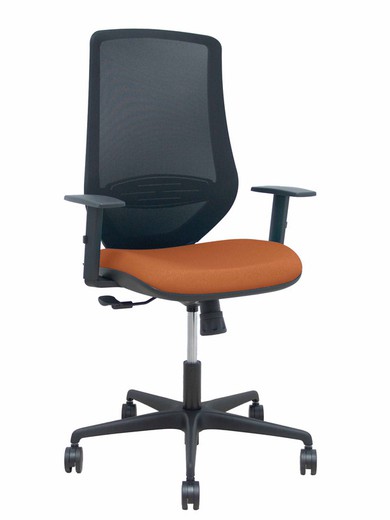 Modelo Mardos - Silla de oficina ergonómica con mecanismo sincro, brazos regulables y ajustable en altura - Respaldo de malla transpirable en color negro y asiento tapizados en tejido BALI color marrón.