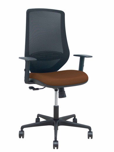 Modelo Mardos - Silla de oficina ergonómica con mecanismo sincro, brazos regulables y ajustable en altura - Respaldo de malla transpirable en color negro y asiento tapizados en tejido BALI color marrón oscuro.