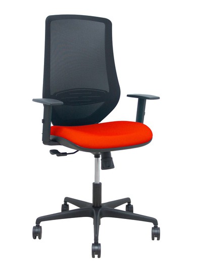 Modelo Mardos - Silla de oficina ergonómica con mecanismo sincro, brazos regulables y ajustable en altura - Respaldo de malla transpirable en color negro y asiento tapizados en tejido BALI color rojo.