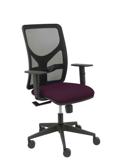 Modelo Motilla - Silla de oficina ergonómica con mecanismo sincro, brazos regulables y ajustable en altura - Respaldo de malla transpirable en color negro y asiento tapizados en tejido BALI color morado.