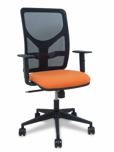 Modelo Motilla - Silla de oficina ergonómica con mecanismo sincro, brazos regulables y ajustable en altura - Respaldo de malla transpirable en color negro y asiento tapizados en tejido BALI color naranja. Ruedas de nailon de 65mm.