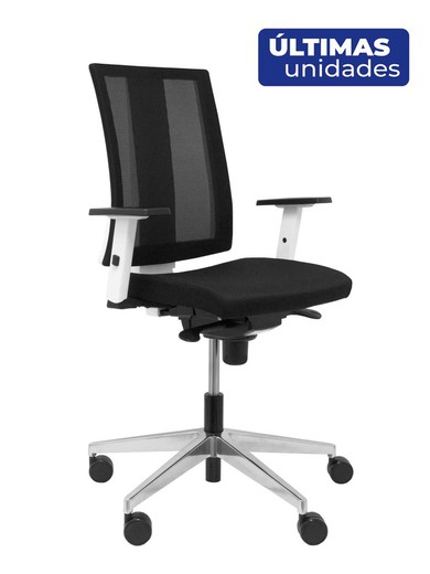 Modelo Navigo - Silla de oficina ergonómica con mecanismo sincro, brazos regulables - Respaldo de malla transpirable en color negro y asiento tapizado en tejido BALI color negro. Carcasa exterior de la silla en color blanco.