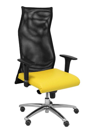 Modelo Sahuco. Sillón de dirección ergonómico con mecanismo sincro y regulable en altura  Respaldo de malla transpirable y asiento tapizados en similpiel color amarillo.