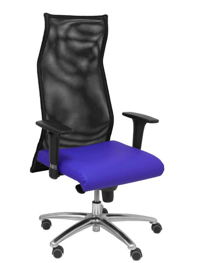 Modelo Sahuco. Sillón de dirección ergonómico con mecanismo sincro y regulable en altura  Respaldo de malla transpirable y asiento tapizados en similpiel color azul.