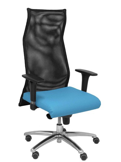 Modelo Sahuco. Sillón de dirección ergonómico con mecanismo sincro y regulable en altura  Respaldo de malla transpirable y asiento tapizados en similpiel color azul claro claro.