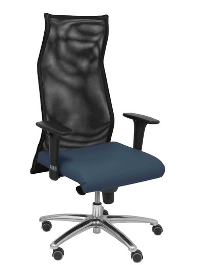 Modelo Sahuco. Sillón de dirección ergonómico con mecanismo sincro y regulable en altura  Respaldo de malla transpirable y asiento tapizados en similpiel color azul marino.