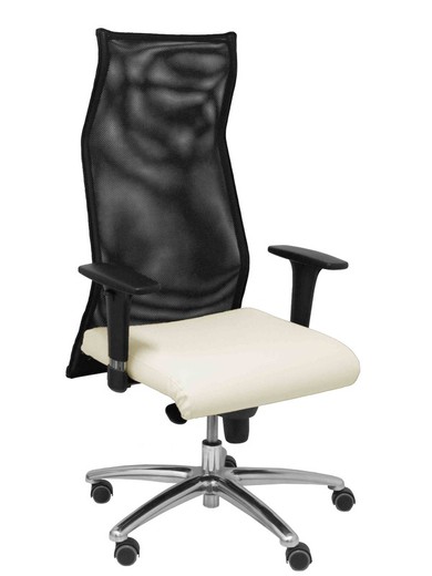 Modelo Sahuco. Sillón de dirección ergonómico con mecanismo sincro y regulable en altura  Respaldo de malla transpirable y asiento tapizados en similpiel color crema.