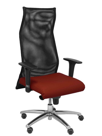 Modelo Sahuco. Sillón de dirección ergonómico con mecanismo sincro y regulable en altura  Respaldo de malla transpirable y asiento tapizados en similpiel color granate.