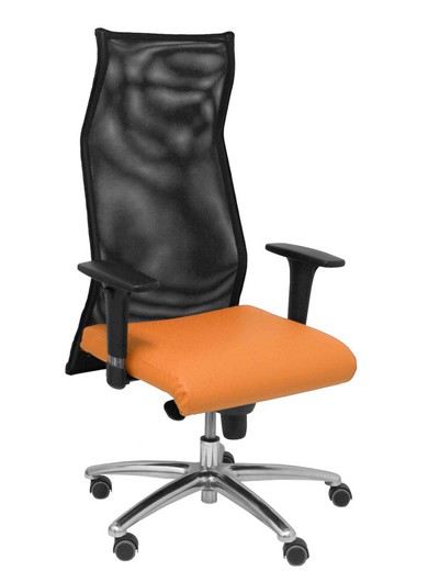 Modelo Sahuco. Sillón de dirección ergonómico con mecanismo sincro y regulable en altura  Respaldo de malla transpirable y asiento tapizados en similpiel color naranja.