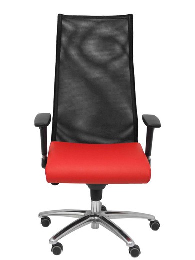 Modelo Sahuco. Sillón de dirección ergonómico con mecanismo sincro y regulable en altura  Respaldo de malla transpirable y asiento tapizados en similpiel color rojo.