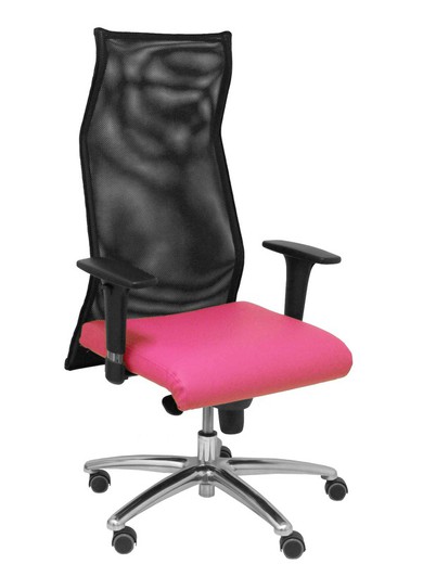 Modelo Sahuco. Sillón de dirección ergonómico con mecanismo sincro y regulable en altura  Respaldo de malla transpirable y asiento tapizados en similpiel color rosa.