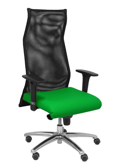 Modelo Sahuco. Sillón de dirección ergonómico con mecanismo sincro y regulable en altura  Respaldo de malla transpirable y asiento tapizados en similpiel color verde.