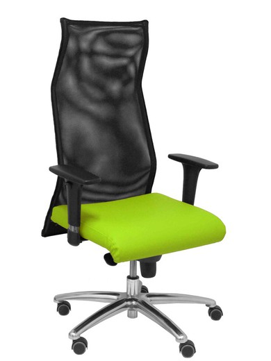 Modelo Sahuco. Sillón de dirección ergonómico con mecanismo sincro y regulable en altura  Respaldo de malla transpirable y asiento tapizados en similpiel color verde pistacho.