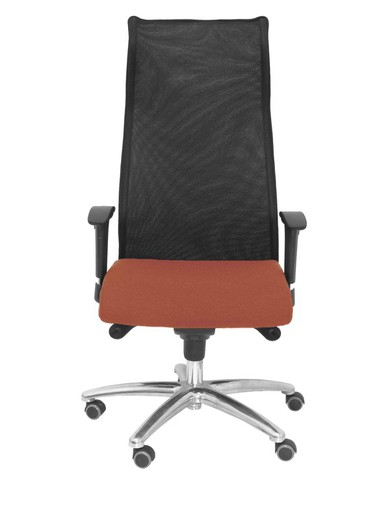 Modelo Sahuco - Sillón de dirección ergonómico con mecanismo sincro y regulable en altura - Respaldo de malla transpirable y asiento tapizados en tejido BALI color marrón