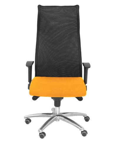 Modelo Sahuco - Sillón de dirección ergonómico con mecanismo sincro y regulable en altura - Respaldo de malla transpirable y asiento tapizados en tejido BALI color naranja