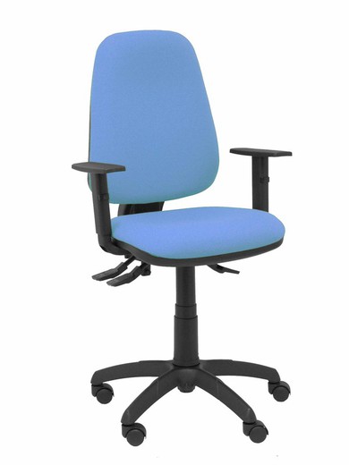 Modelo Sierra S - Silla de oficina ergonómica con mecanismo asincro y regulable en altura - Asiento y tejido tapizado en tejido BALI color azul cielo. Base de poliamida en color negro. (BRAZOS REGULABLES INCLUIDOS)