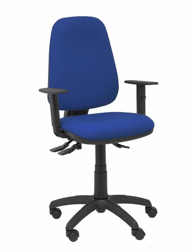 Modelo Sierra S - Silla de oficina ergonómica con mecanismo asincro y regulable en altura - Asiento y tejido tapizado en tejido BALI color azul marino. Base de poliamida en color negro. (BRAZOS REGULABLES INCLUIDOS)