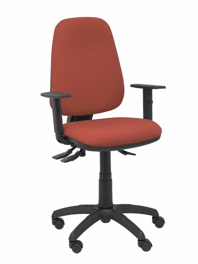 Modelo Sierra S - Silla de oficina ergonómica con mecanismo asincro y regulable en altura - Asiento y tejido tapizado en tejido BALI color marrón. Base de poliamida en color negro. (BRAZOS REGULABLES INCLUIDOS)