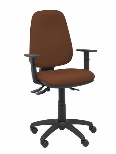 Modelo Sierra S - Silla de oficina ergonómica con mecanismo asincro y regulable en altura - Asiento y tejido tapizado en tejido BALI color marrón oscuro. Base de poliamida en color negro. (BRAZOS REGULABLES INCLUIDOS)