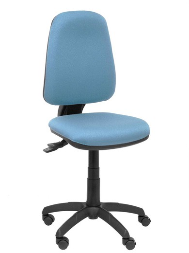 Modelo Sierra S - Silla de oficina ergonómica con mecanismo asincro y regulable en altura. Base de poliamida de color negro - Asiento y respaldo tapizados en tejido BALI color azul cielo.