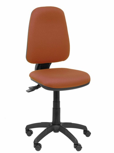 Modelo Sierra S - Silla de oficina ergonómica con mecanismo asincro y regulable en altura. Base de poliamida de color negro - Asiento y respaldo tapizados en tejido BALI color marrón.