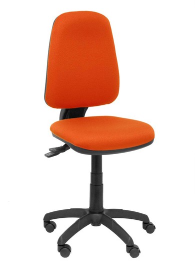 Modelo Sierra S - Silla de oficina ergonómica con mecanismo asincro y regulable en altura. Base de poliamida de color negro - Asiento y respaldo tapizados en tejido BALI color naranja oscuro.