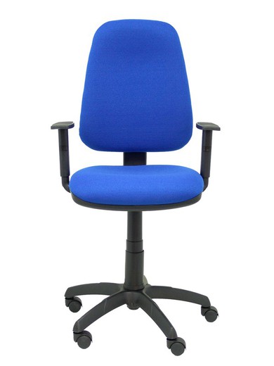 Modelo Sierra - Silla de oficina con mecanismo de contacto permanente y regulable en altura - Asiento y respaldo tapizados en tejido BALI color azul. Brazos regulables incluidos