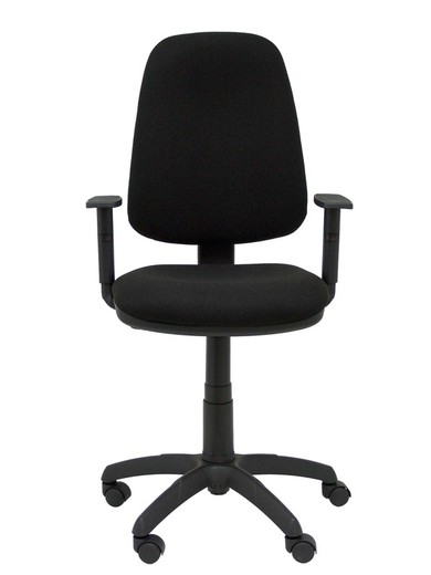 Modelo Sierra - Silla de oficina con mecanismo de contacto permanente y regulable en altura - Asiento y respaldo tapizados en tejido BALI color negro. Brazos regulables incluidos