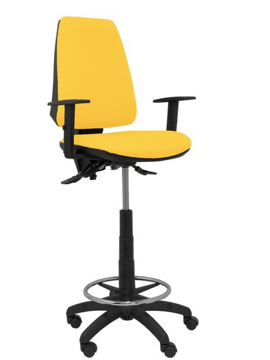 Modelo taburete Elche S - Taburete ergonómico con mecanismo asincro y regulable en altura - Asiento y respaldo tapizados en tejido BALI color amarillo. Brazos regulables incluidos de serie. Aro reposapiés cromado.