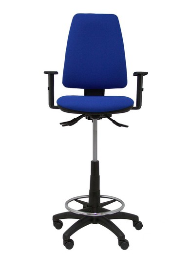 Modelo taburete Elche S - Taburete ergonómico con mecanismo asincro y regulable en altura - Asiento y respaldo tapizados en tejido BALI color azul. Brazos regulables incluidos de serie. Aro reposapiés cromado.